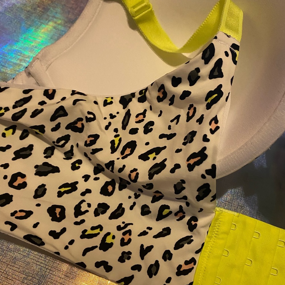 WHITE LEOPARD & NEON YELLOW 360° BACK SMOOTHING PUSH-UP PLUNGE BRA - Picture 5 of 6
